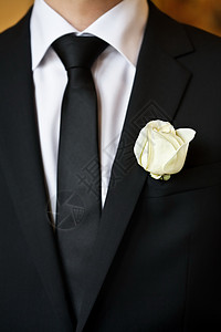 西装上白色的玫瑰背景图片
