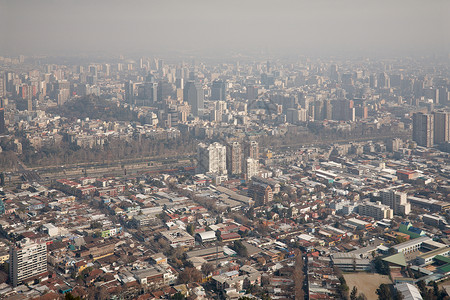 烟雾笼罩地亚哥,智利,塞罗克里斯托巴尔的观点图片