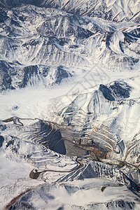 智利阿塔卡马沙漠雪下露天矿山的鸟瞰图铁高清图片素材
