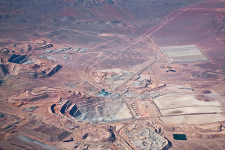 智利阿塔卡马沙漠露天铜矿的鸟瞰图背景