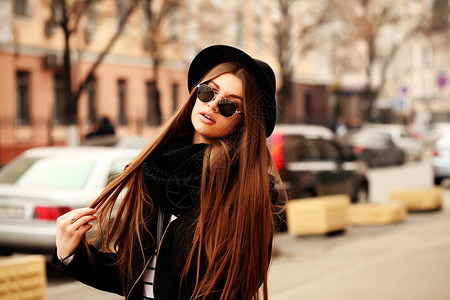 户外时尚形象时尚美丽的黑发轻女子戴着围巾,太阳镜老式帽子,走街上图片