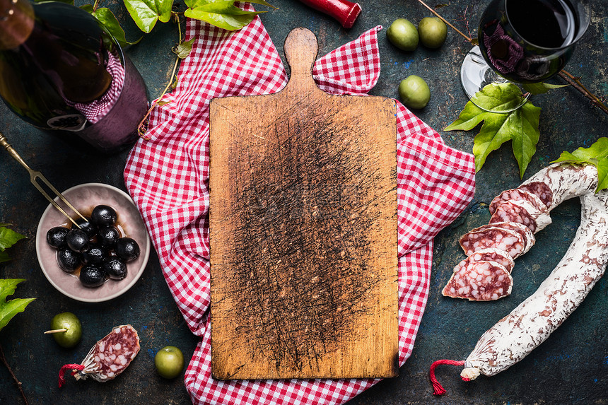 意大利反意大利橄榄,红酒意大利腊肠周围空白的旧切割板,顶部视图,文字的地方意大利食物背景图片