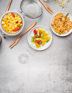 健康玉米沙拉准备罐子制作沙拉健康的生活方式饮食饮食图片