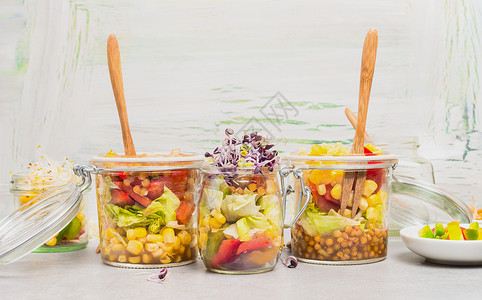 健康的玉米扁豆沙拉,用璃瓶里的芽健康的生活方式饮食饮食图片