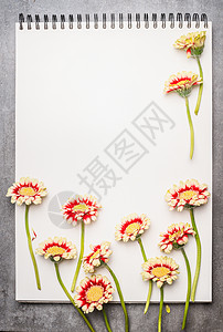 空白笔记本,边框可爱的花背景图片