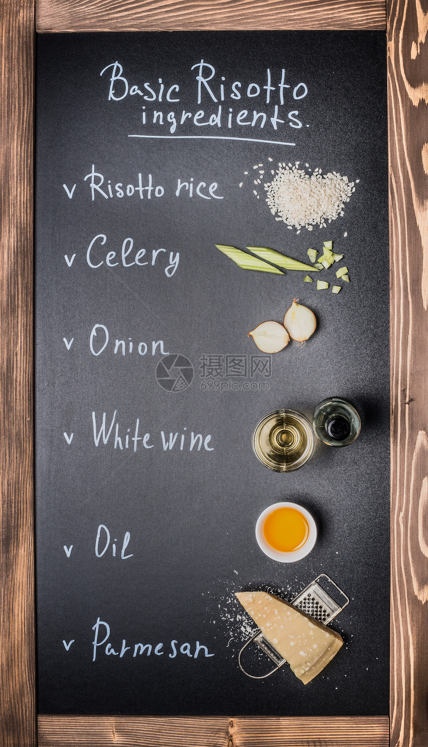 基本的意大利烩饭烹饪配料黑板背景与文字,顶部视图意大利食品图片