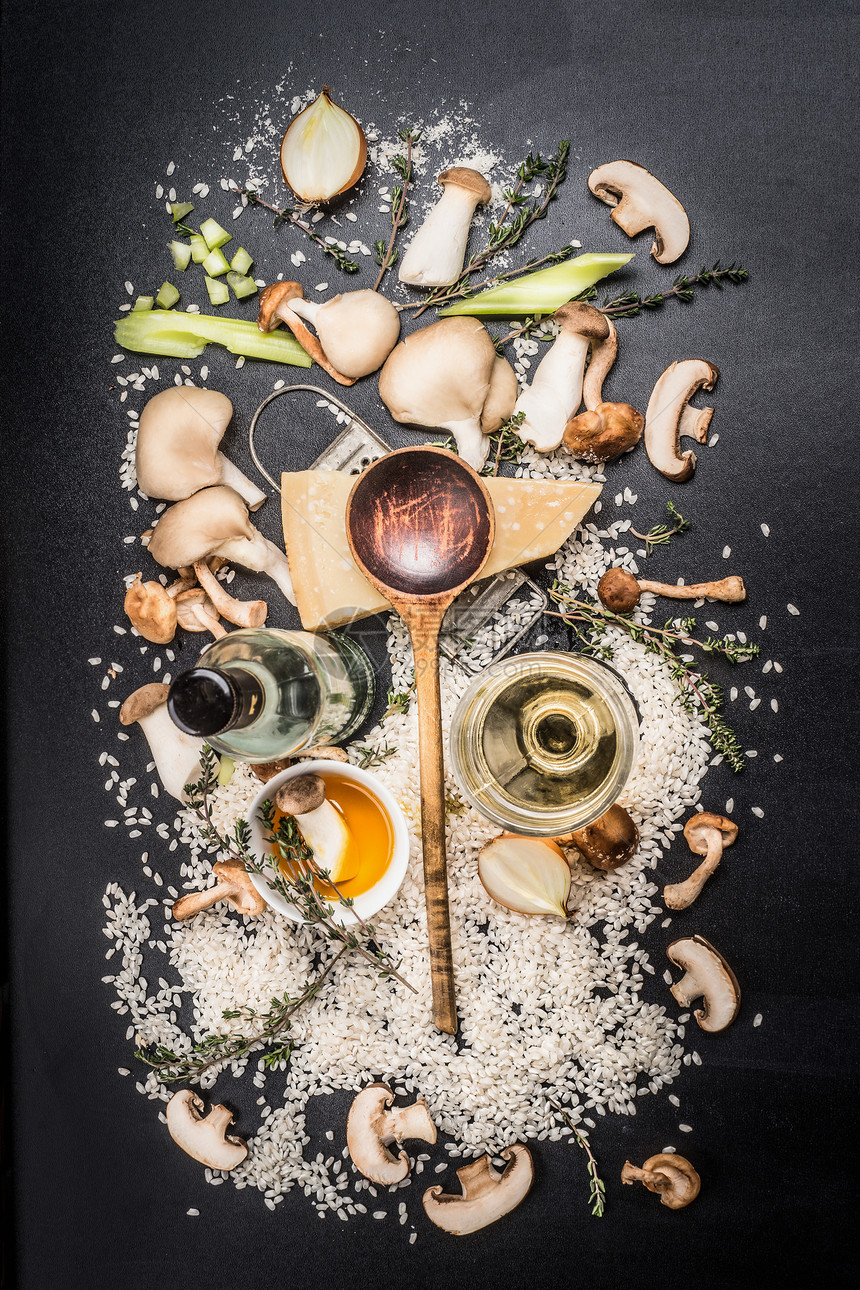 黑暗背景下为蘑菇意大利烩饭烹饪原料,顶部视图意大利食物图片
