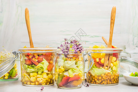 各种沙拉罐子里干净,带走吃轻的背景,健康的生活方式饮食饮食背景图片