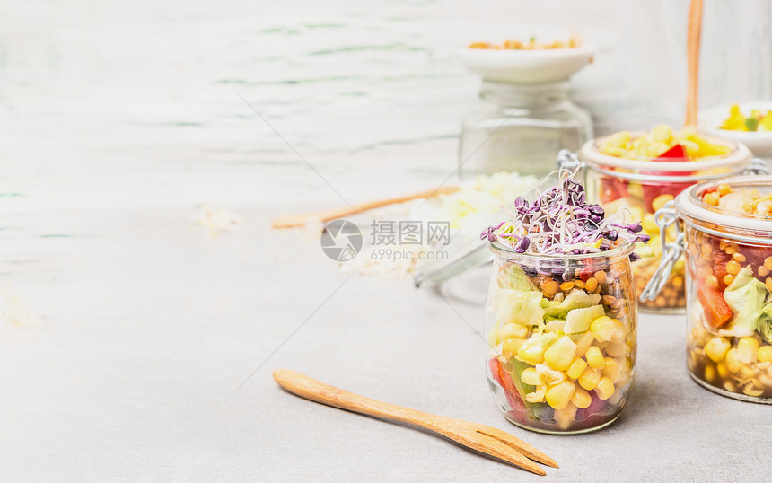 白色木制背景的罐子里走午餐沙拉,放置文本健康的生活方式饮食饮食图片