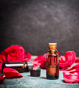 瓶中玫瑰瓶玫瑰精油花瓣的红玫瑰,侧视,特写背景
