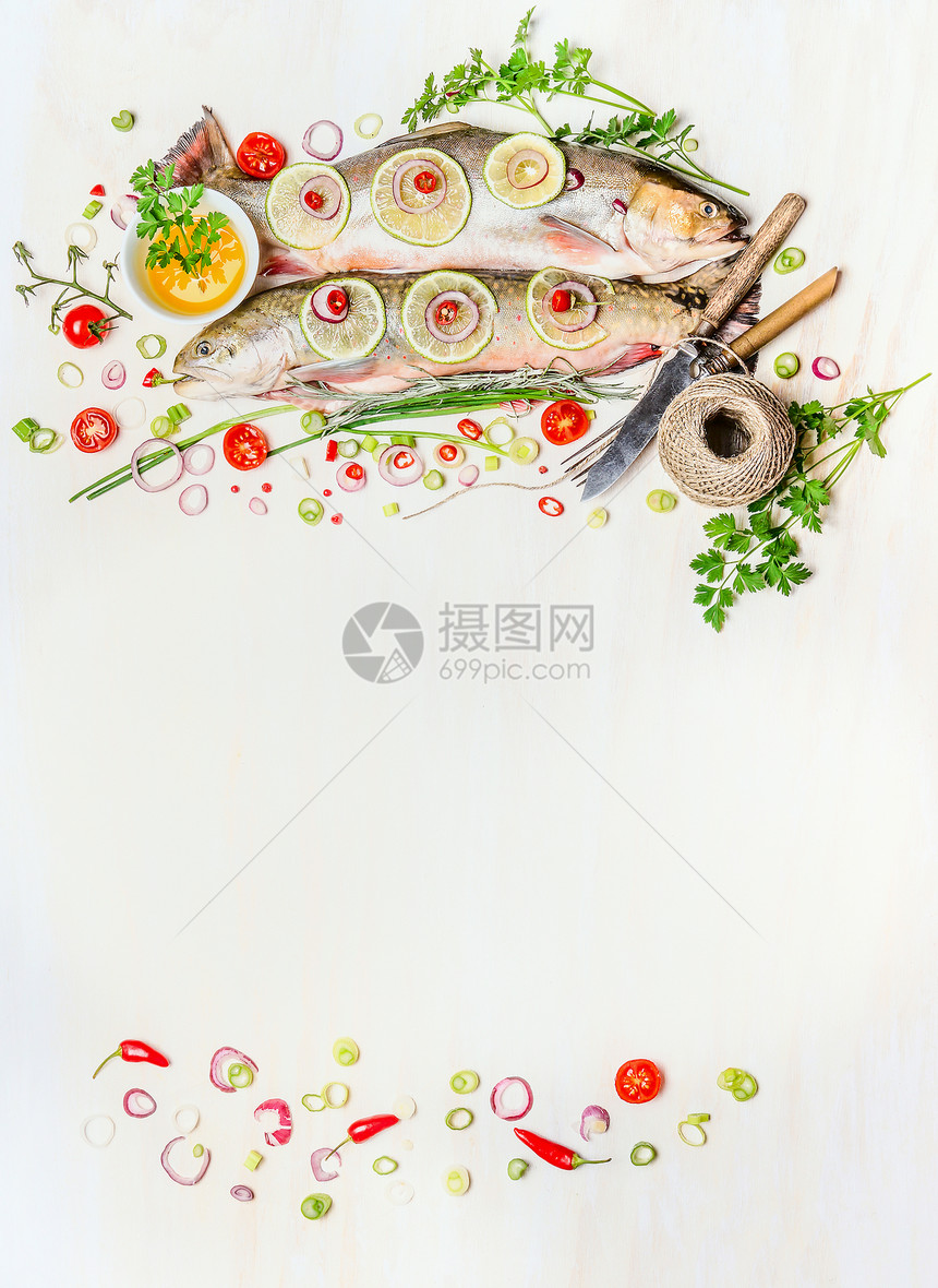 鱼食背景与生全鱼,新鲜美味的烹饪原料餐具白色木制,顶部视图,框架健康食品饮食鱼盘图片
