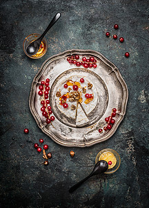 卡曼伯特奶酪银盘与浆果蜂蜜,顶部视图图片