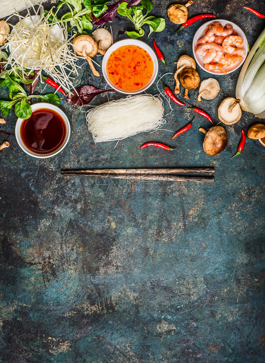 各种亚洲烹饪原料酱汁与筷子乡村背景,顶部视图,地点为文本亚洲食物中国泰国菜图片