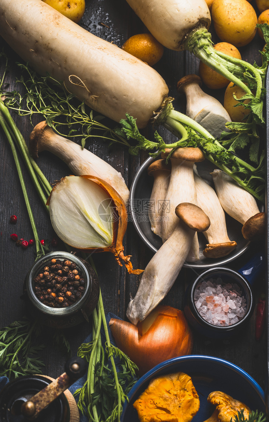 蘑菇与秋季蔬菜烹饪原料黑暗的木制背景,顶部视图图片