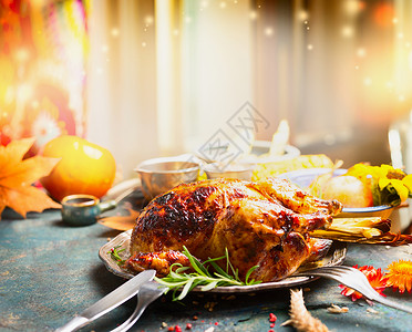 感恩节晚餐桌配烤火鸡,侧视图图片