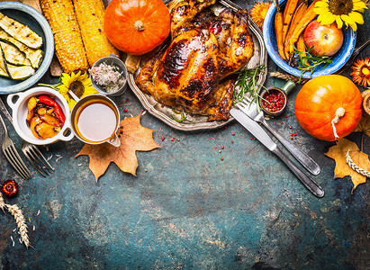 感恩节烤火鸡与食物图片