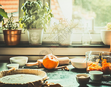 欧派厨房厨房场景与准备传统节日南瓜派烹饪桌子上的窗口,复古风格背景