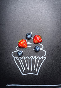 粉笔彩绘素材新鲜浆果与彩绘纸杯蛋糕黑板背景浆果食品背景