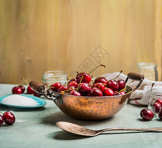 准备甜樱桃保存,自制果酱果冻乡村厨房背景图片