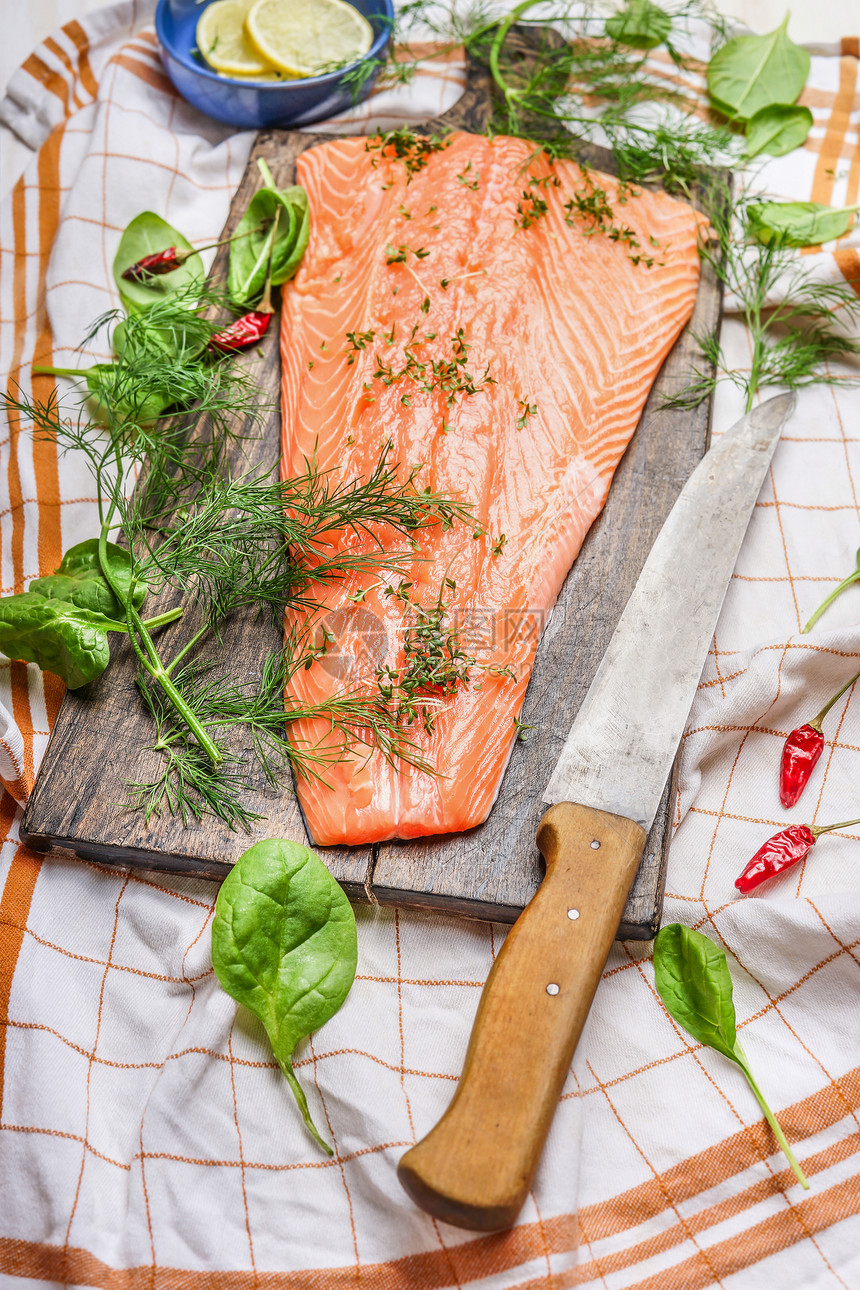 三文鱼鱼片砧板上,刀新鲜调味料香料格子厨房桌子上纳皮健康清洁食品饮食烹饪理念图片