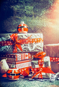 节日诞礼物礼物装饰与手工剪纸,雪花红色丝带黑暗的乡村背景,侧视,复古风格图片