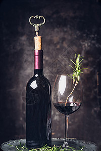 瓶子杯红酒乡村背景,侧观看图片