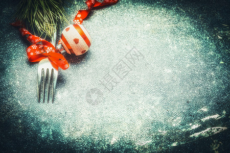 圣诞冷餐叉子与圣诞装饰品背景