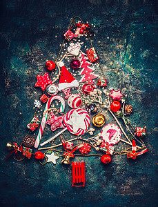 圣诞树与老式假日装饰糖果图片