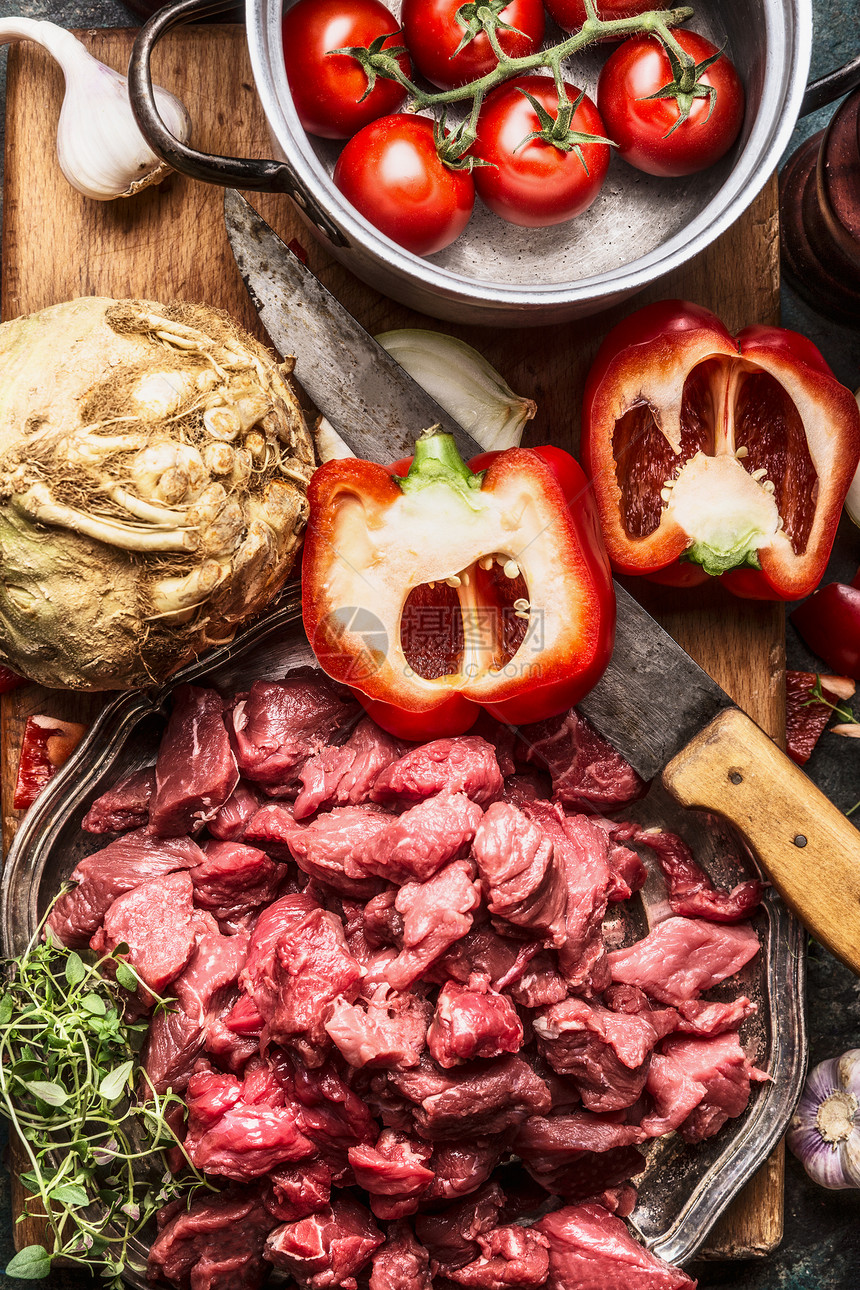 生丁牛肉,蔬菜配料,菜刀炊具炖炖肉准备,顶部视图图片