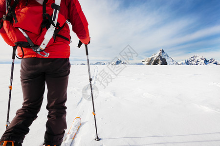 在欧洲阿尔卑斯山探险滑雪的登山者背景图片
