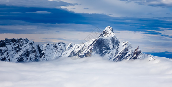 瑞士雪朗峰位于意大利瑞士的边界上的阿尔卑斯山脉背景