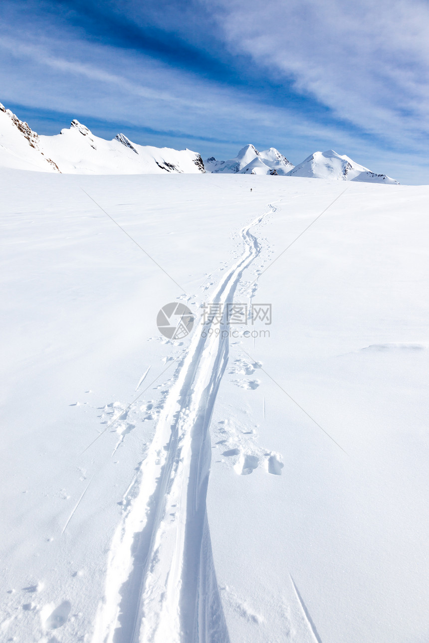 大冰川的新鲜雪上,位越野滑雪者的滑雪道背景下,蒙特罗萨马西夫泽马特,瑞士,欧洲的高峰图片