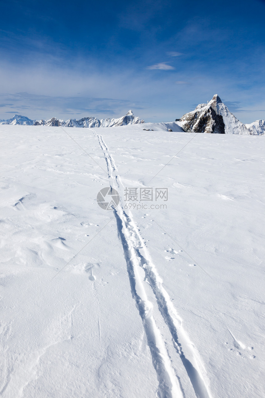 新雪上的滑雪痕图片