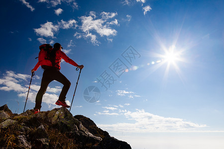 疲倦旅行者男徒步旅行者站山顶上背景