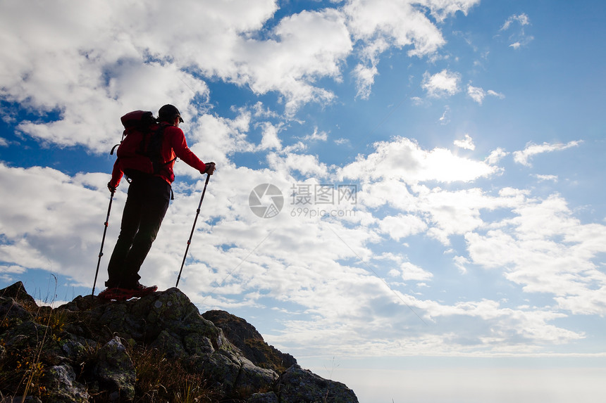 男徒步旅行者站山顶上夏天闪亮的太阳后视镜图片