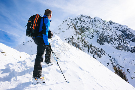寒假登山者休息看山全景背景西部阿尔卑斯山的个雪峰意大利,欧洲背景图片