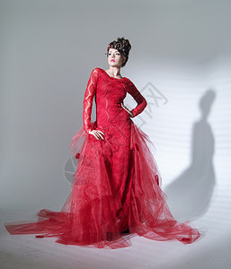 骄傲的红色女王时尚的姿势图片