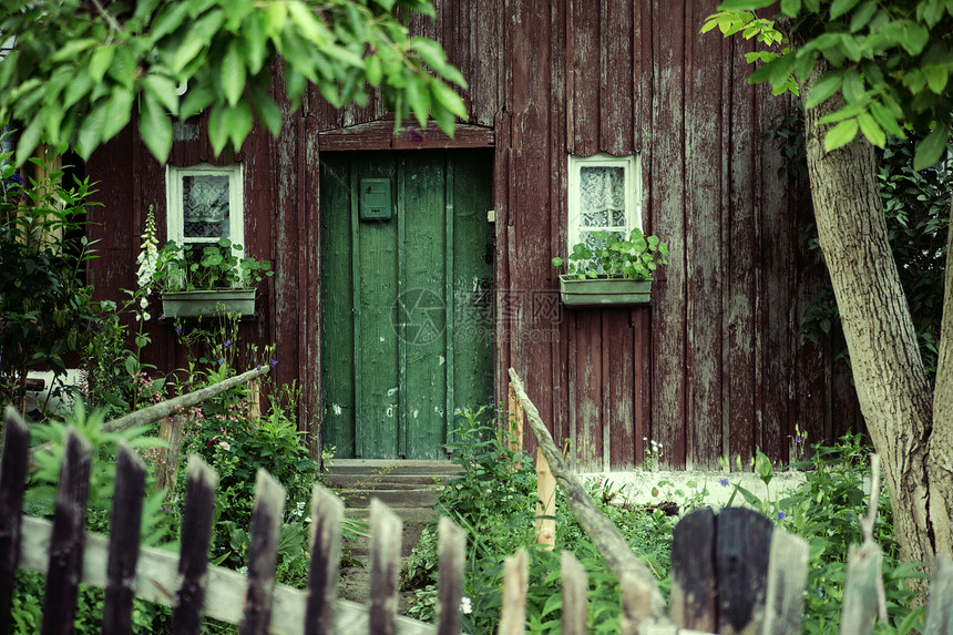 深绿色门的老房子图片