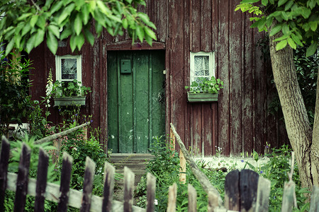 深绿色门的老房子高清图片