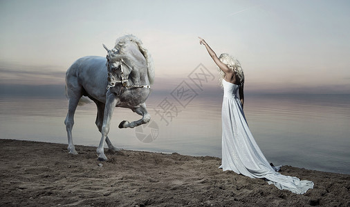 身材匀称的女人站白马背景图片