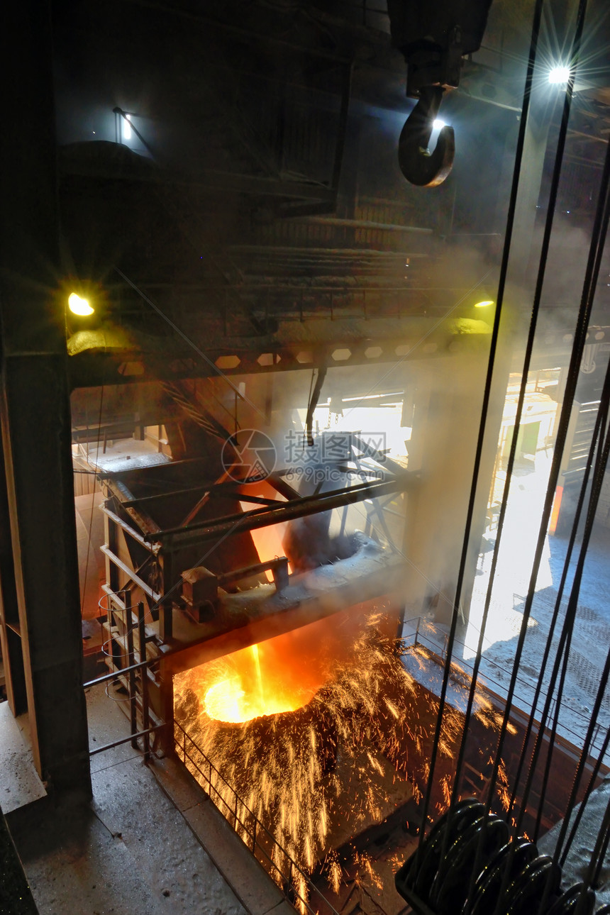 钢铁厂钢包熔化的金属图片