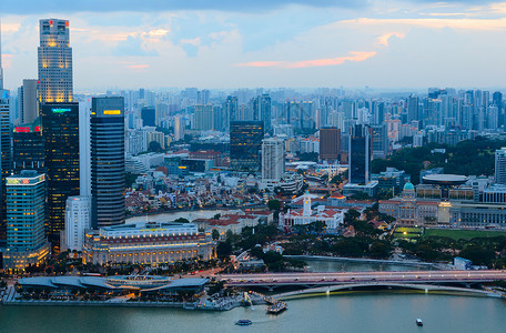 俯瞰新加坡市中心的日落景色图片