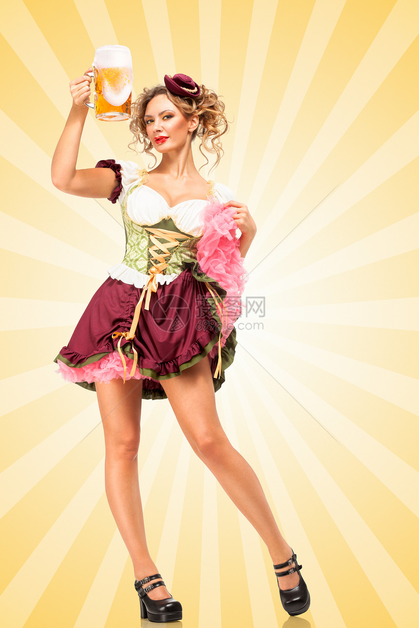 漂亮的啤酒节女服务员穿着传统的巴伐利亚连衣裙,着个啤酒杯,五颜六色的抽象卡通风格背景下举杯图片