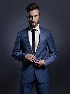 穿着优雅蓝色西装的英俊时尚男人的肖像胡须高清图片素材