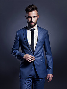 穿着优雅蓝色西装的英俊时尚男人的肖像领带高清图片素材
