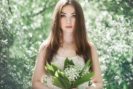 仿真百合花美美丽的轻女子与百合花的山谷肖像关于自然的女孩春天的花朵时尚美背景