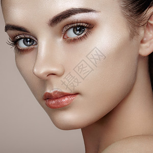 漂亮的女人脸完美的妆容美容时尚睫毛化妆品眼影突出背景图片