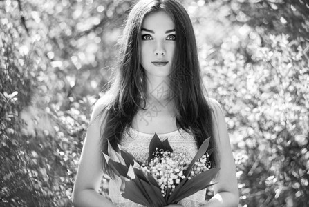 仿真百合花美美丽的轻女子与百合花的山谷肖像关于自然的女孩春天的花朵时尚美黑白相间背景