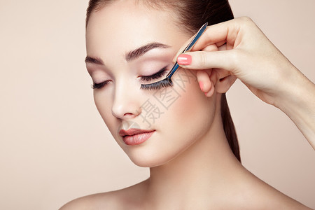 粘滞剂化妆师粘睫毛漂亮的女人脸完美的妆容美容时尚睫毛化妆品眼影背景