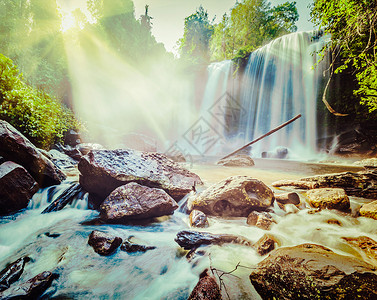 复古效果过滤时尚风格的形象热带瀑布金边,柬埔寨图片
